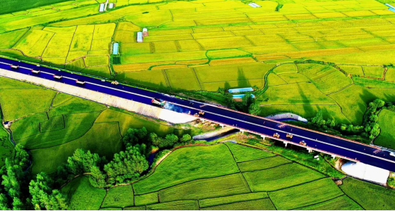 铁科高速凤方项目路面工程首战告捷