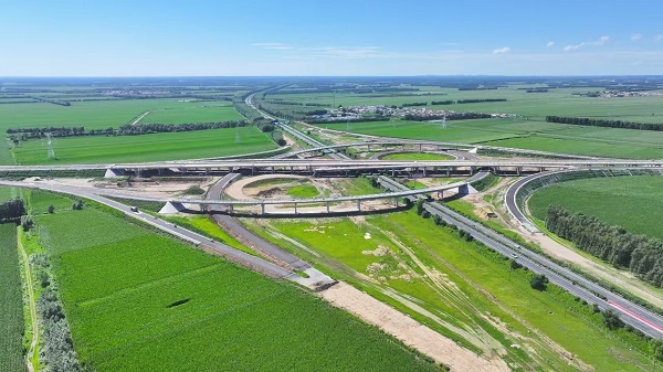 哈尔滨都市圈环线西南环段全线18座跨线桥梁架设任务圆满完成